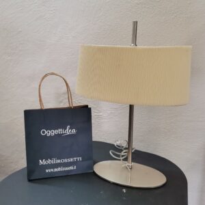 Lampada da tavolo base cromo cappello a costine bianco